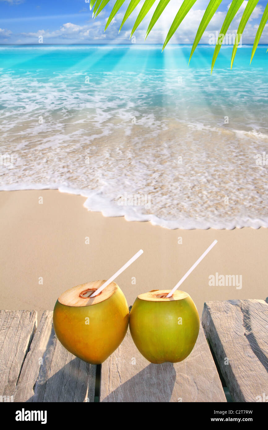 Karibisches Paradies Strand Kokosnüsse cocktail Palmen Stockfoto