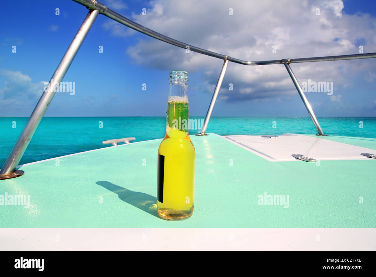Bier vom karibischen Boot Bug Deck türkisfarbenen Meer Urlaub Metapher Stockfoto