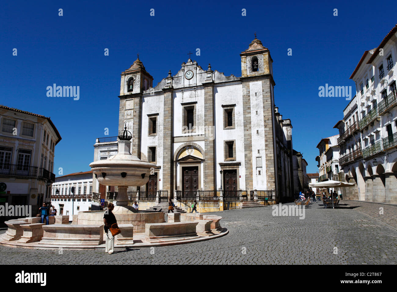 Die Kirche von Santo Antao (St. Anton) und Praça tun Giraldo in Evora, Alentejo, Portugal. Stockfoto