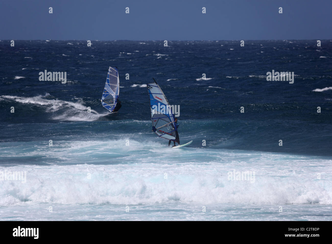 Die großen Wellen surfen. Kanarischen Insel Fuerteventura, Spanien. Stockfoto