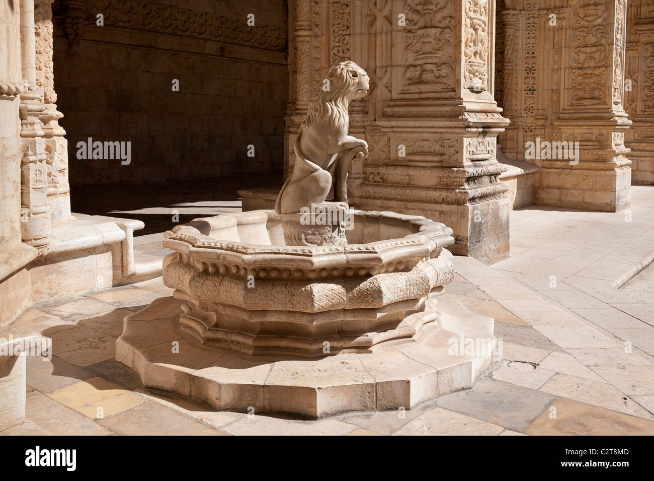 Brunnen im Hof des Hieronymus-Kloster in Lissabon. Stockfoto
