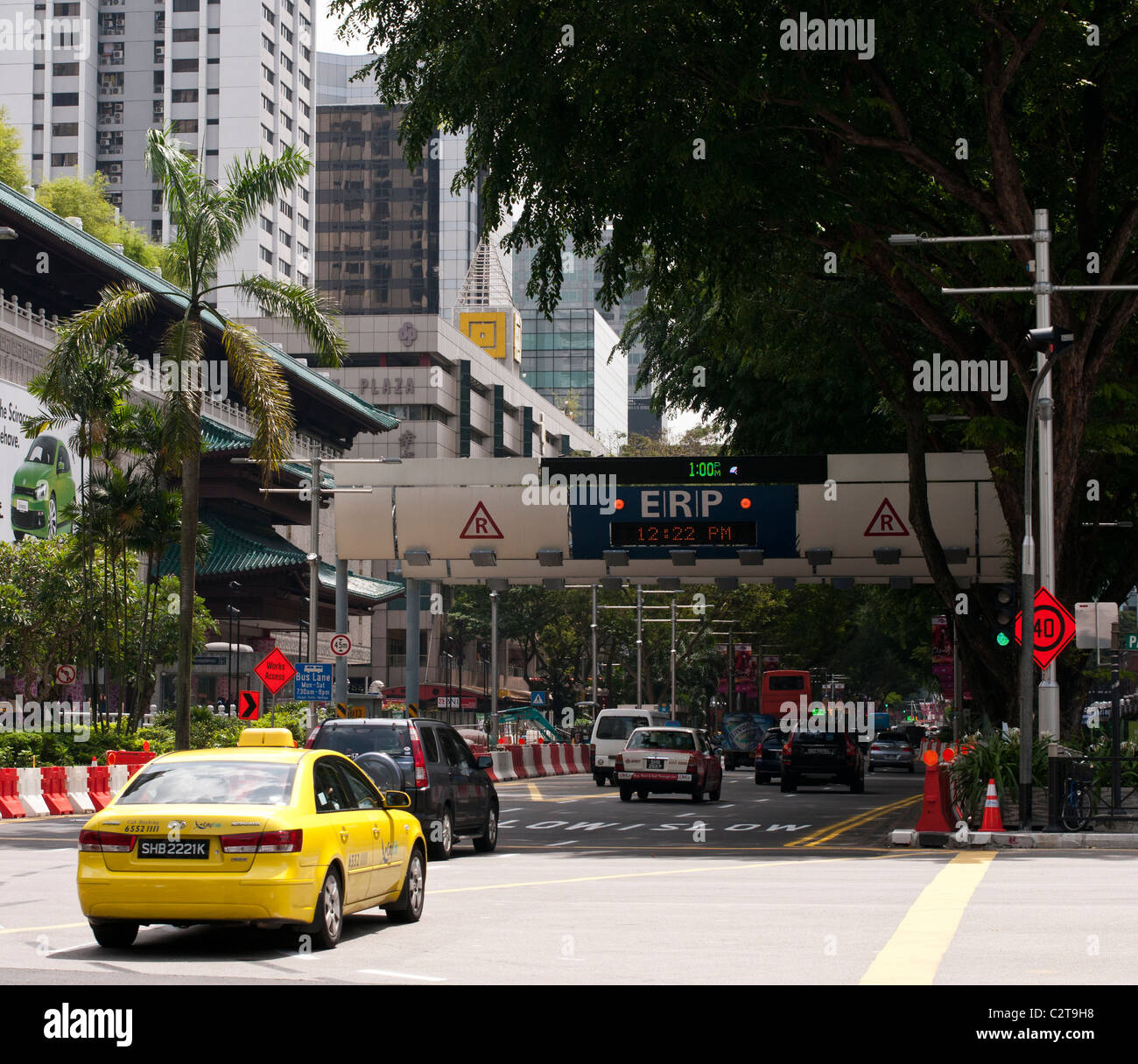 Elektronische Road Pricing (ERP) Verkehr Kontrolle Gantry auf Orchard Road, Singapur Stockfoto