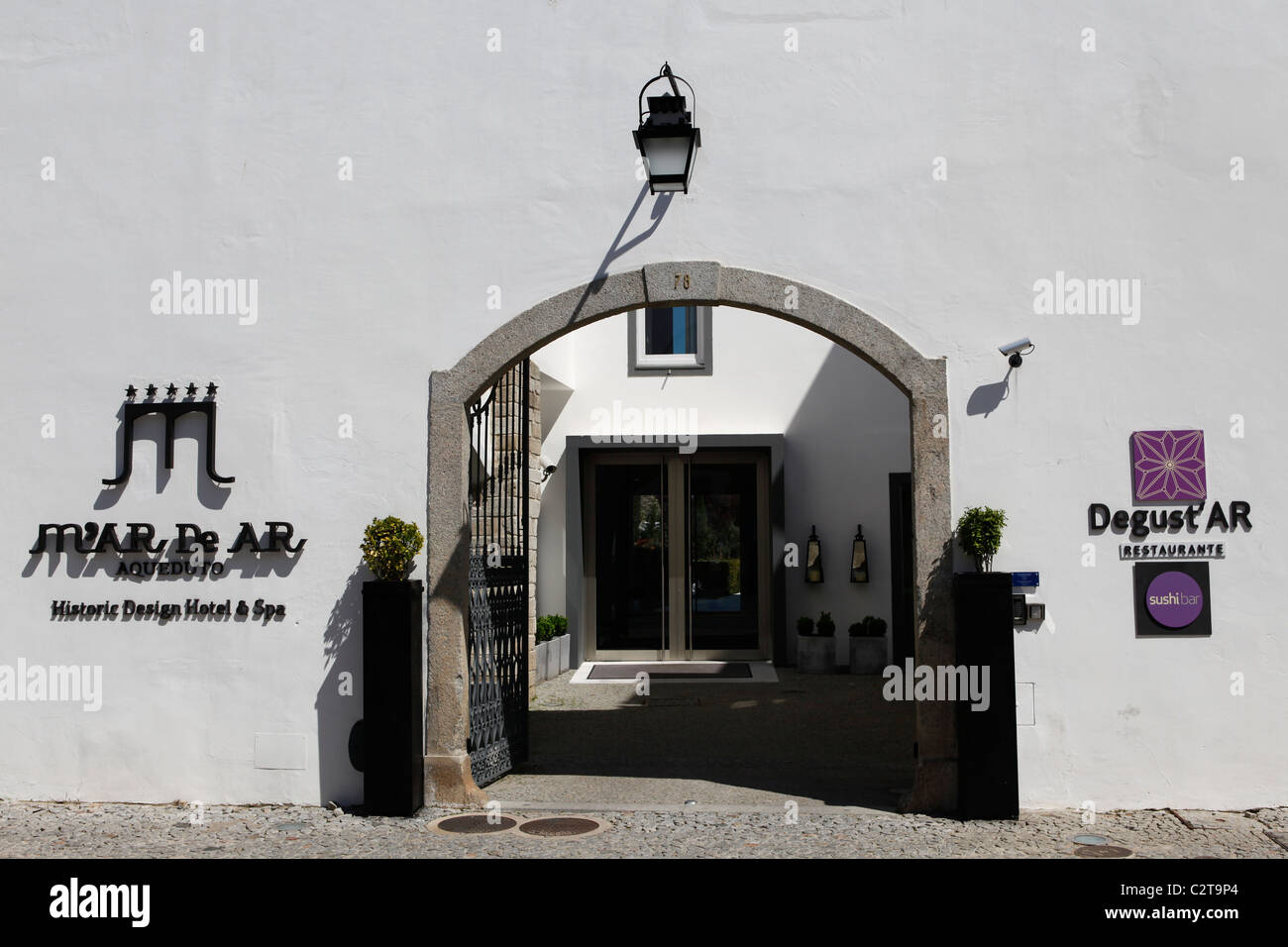 Der Eingang zum M'AR De AR Aqueduto historisches Design Hotel und Spa in Evora, Portugal. Stockfoto