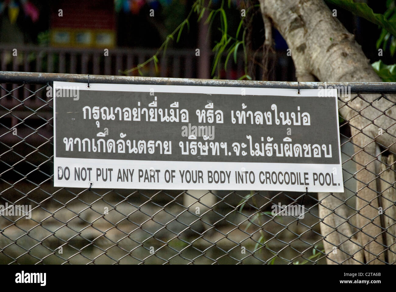 Warnschild auf einer Krokodilfarm, Samut prakan Crocodile Farm. Thailand Stockfoto