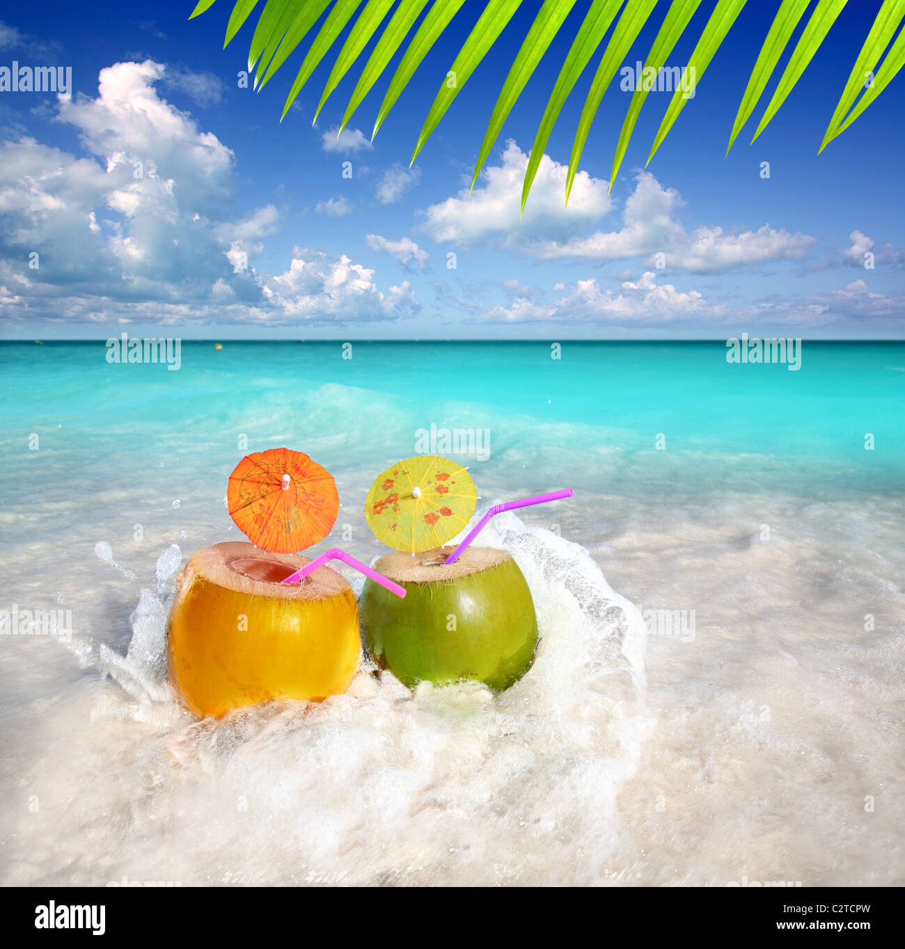 Cocossaft Cocktails in tropischen Wasser Spritzen türkisfarbenen karibischen Strand Stockfoto
