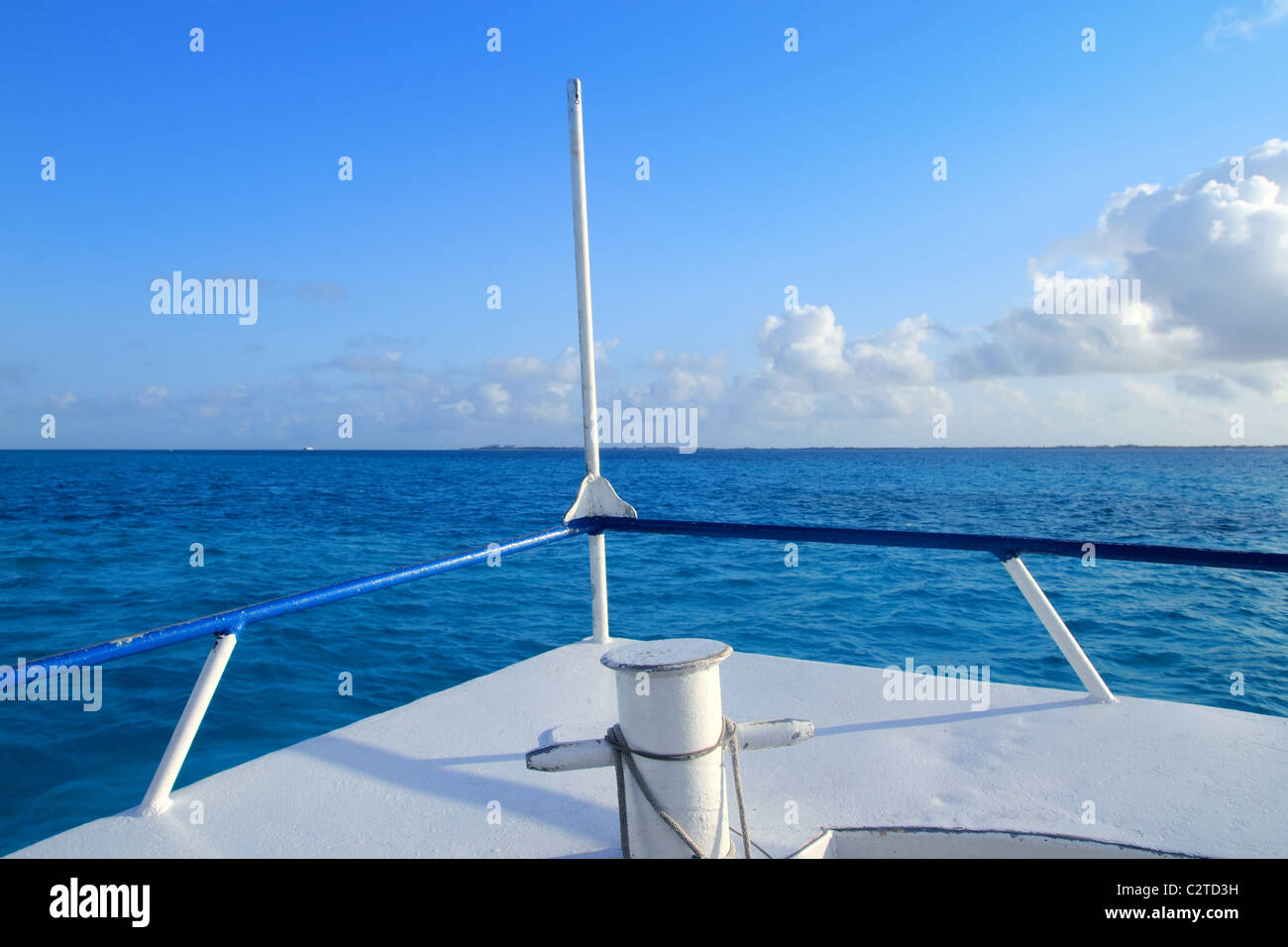 Boot Bogen blauen karibischen Meer Cancun nach Isla Mujeres, Mexiko Stockfoto