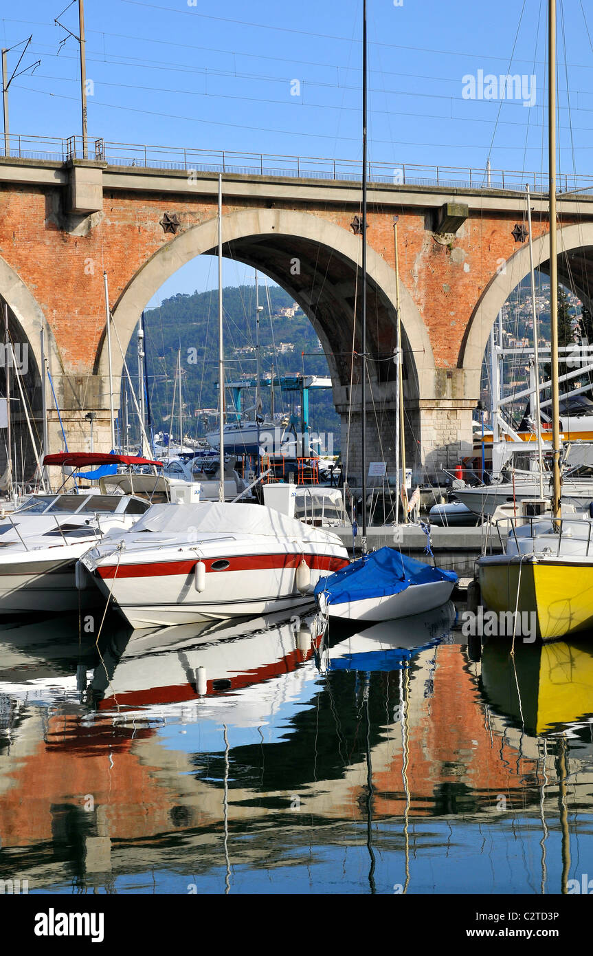 Hafen von La Rague in Frankreich, Departement Alpes-Maritimes, mit einer Schiene Wasserleitung im Hintergrund Stockfoto