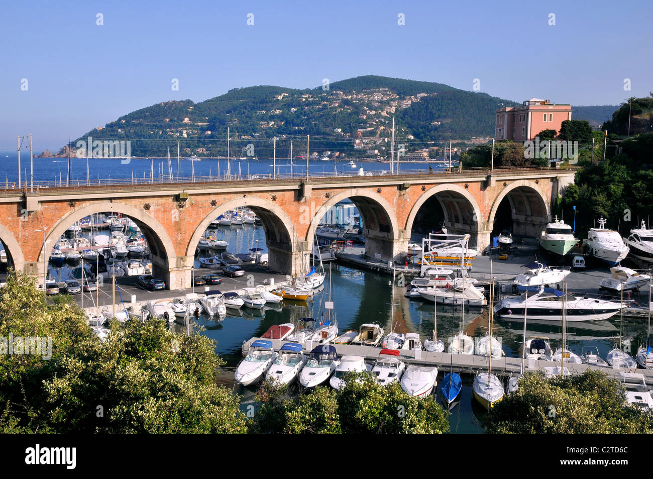 Hafen von La Rague in Frankreich, Departement Alpes-Maritimes, mit einer Schiene Aquädukt Stockfoto