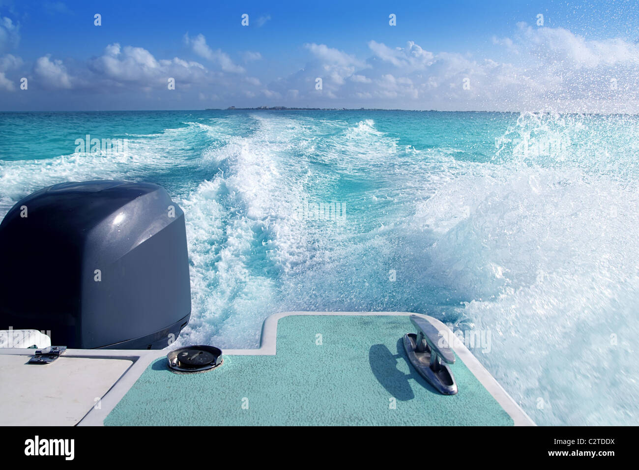 Boot Außenborder Heck mit Prop Wash Schaum Karibik Stockfoto