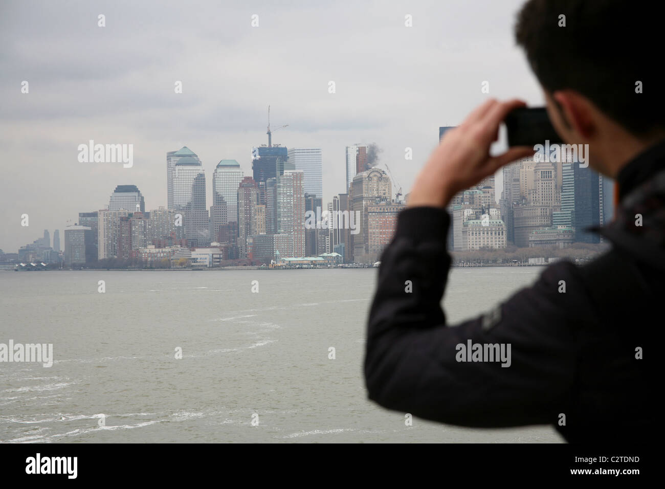 Tourist unter Bild von Staten Island Fähre Blick auf Manhattan Stockfoto