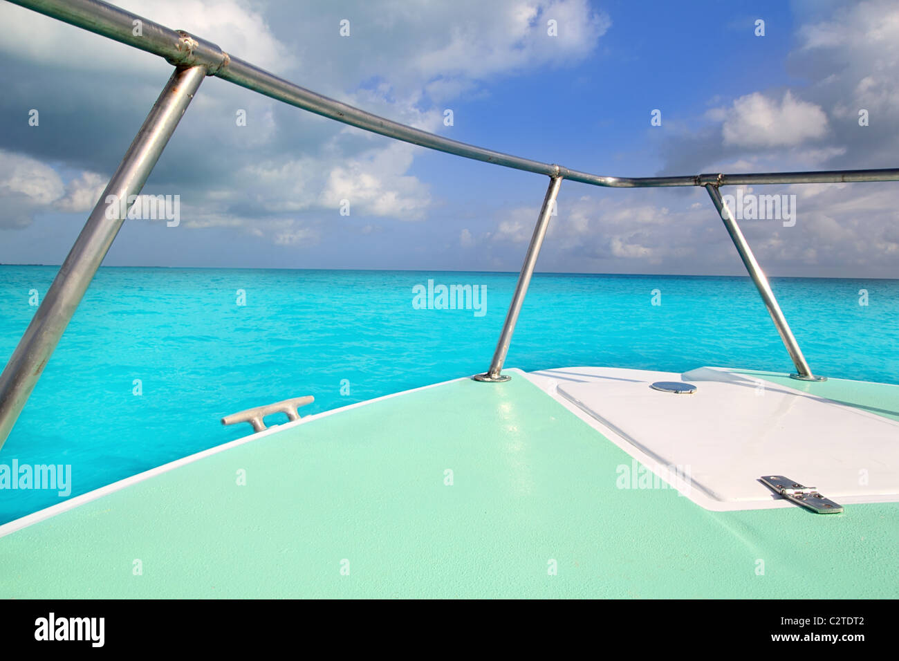 Boot grünen Bogen in türkisfarbenen karibischen Meer Seestück Stockfoto