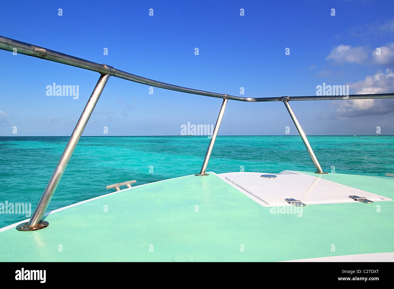 Karibische Gren Boot Bogen türkisfarbenen Meer blauer Himmel Urlaubstag Stockfoto