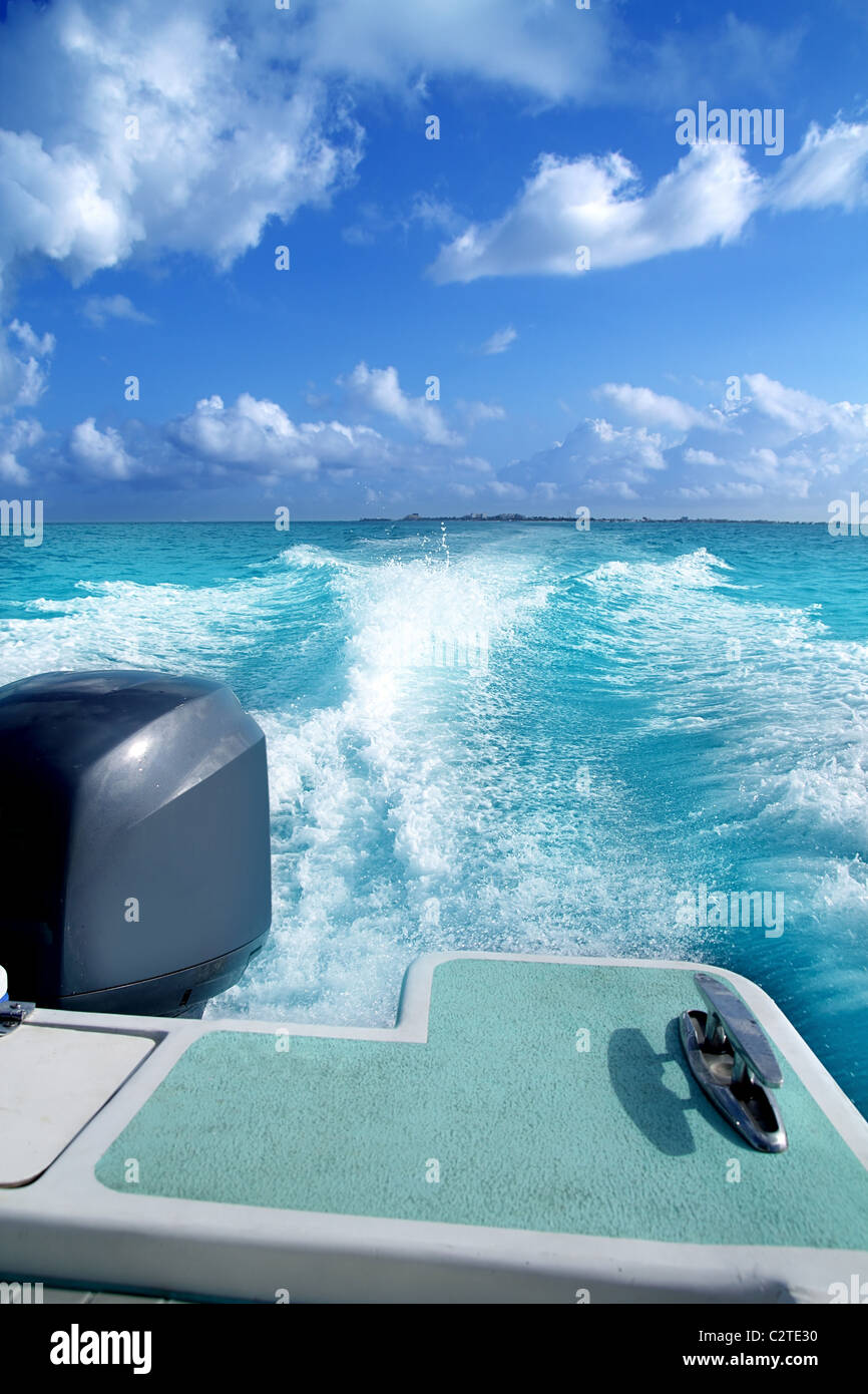 Boot Außenborder Heck mit Prop Wash Schaum Karibik Stockfoto