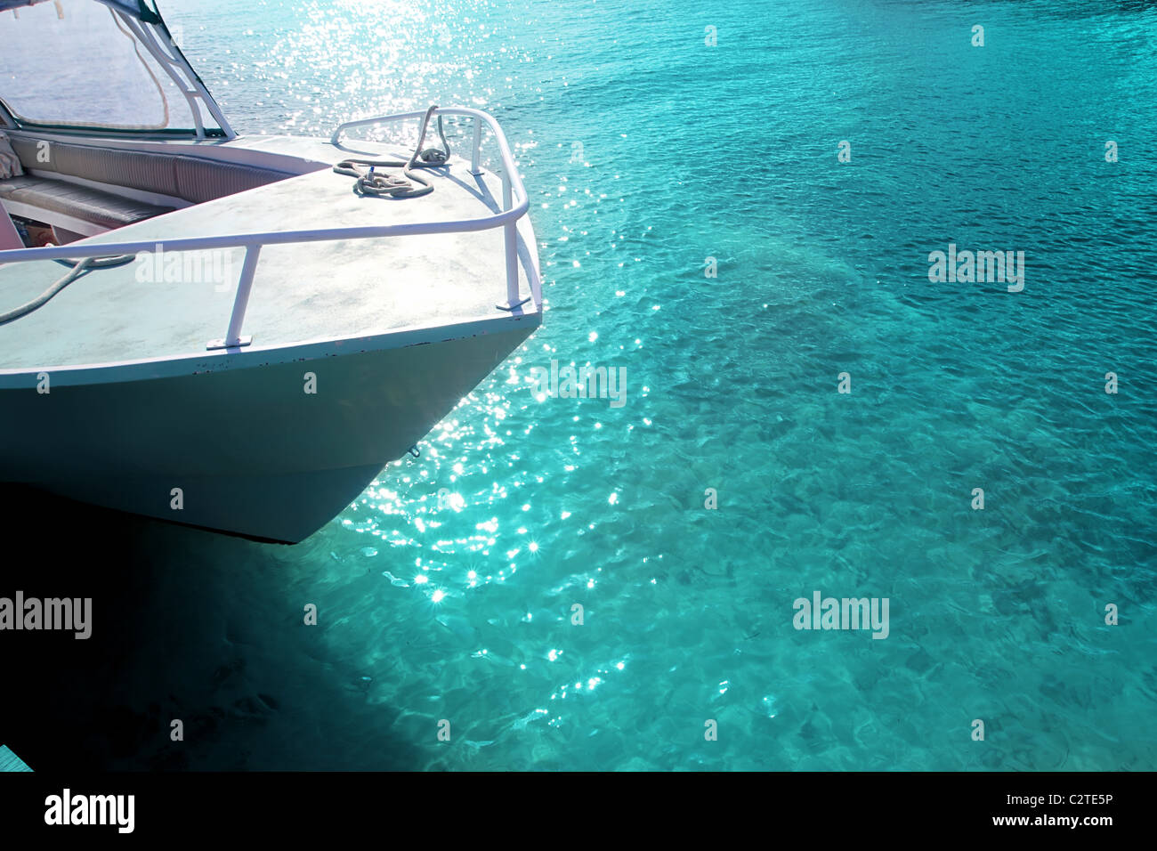 Boot grünen Bogen in türkisfarbenen karibischen Meer Seestück Stockfoto