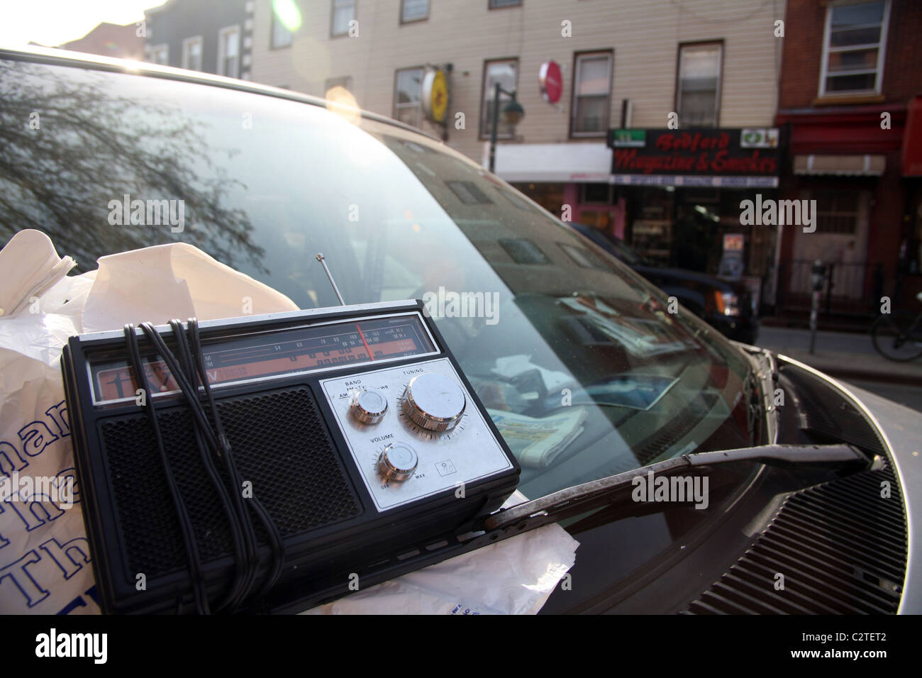 Radio auf Auto Fenster Schild in Brooklyn. Stockfoto