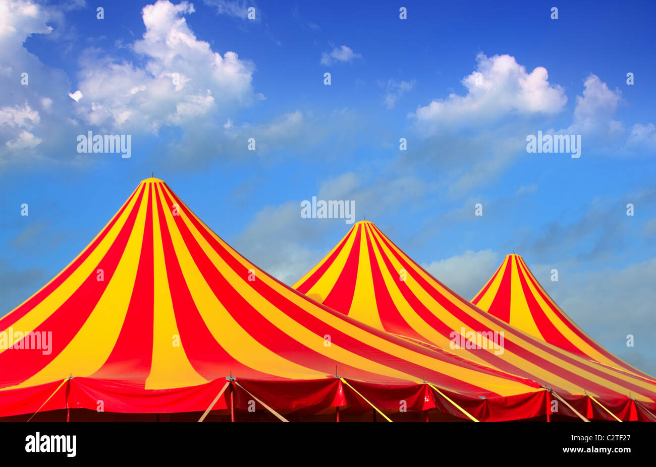 Zirkus Zelt rot orange und gelb abgespeckte Muster blauen Himmel Stockfoto