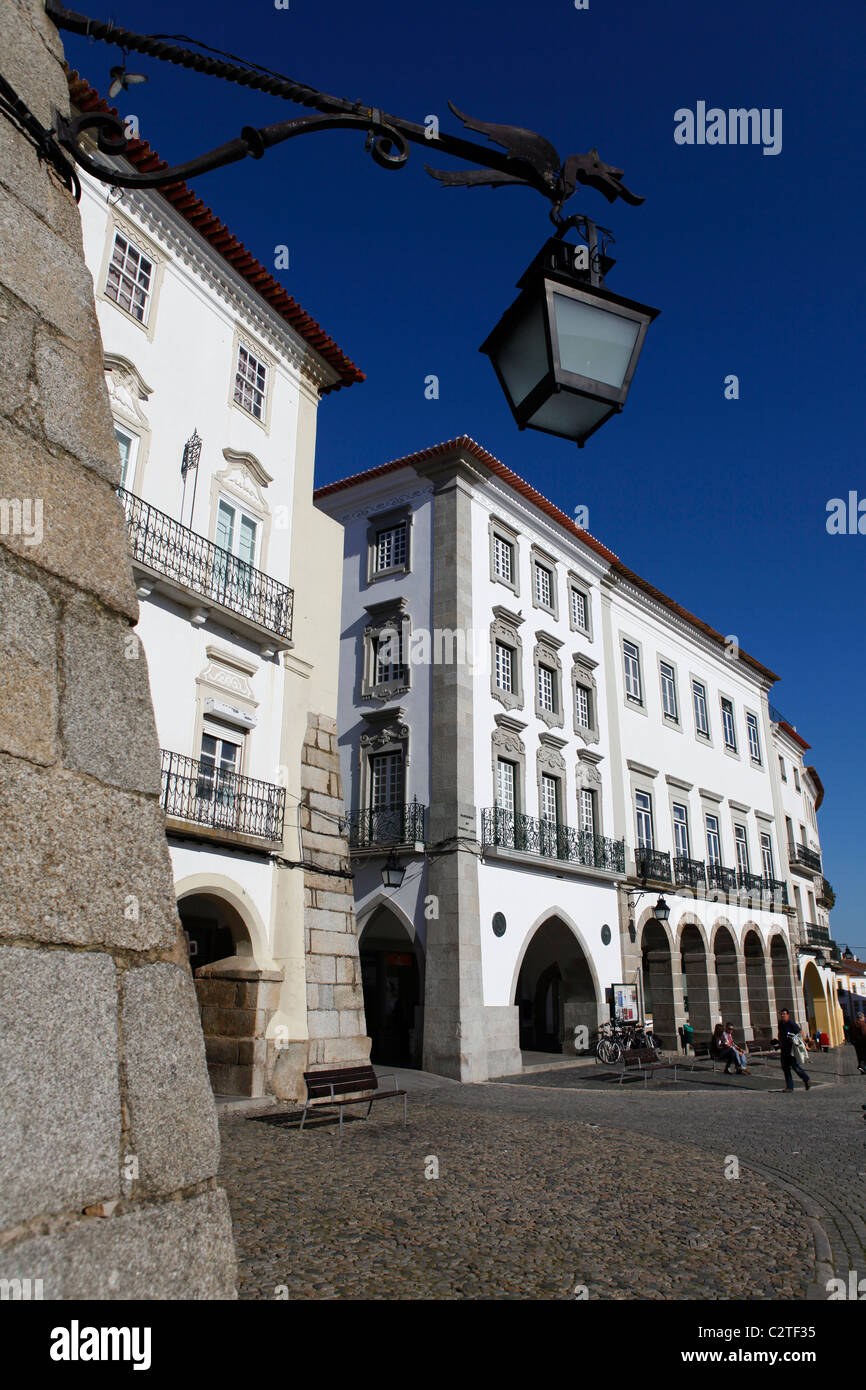 Die weißen Fassaden von Gebäuden auf der zentralen Praça Giraldo in Evora, Portugal. Die Stadt ist ein UNESCO-Weltkulturerbe. Stockfoto