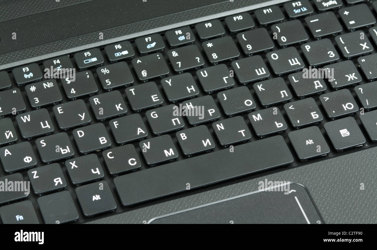 schwarze Laptop-Tastatur in Latein und Russisch-Zeichen Stockfotografie -  Alamy