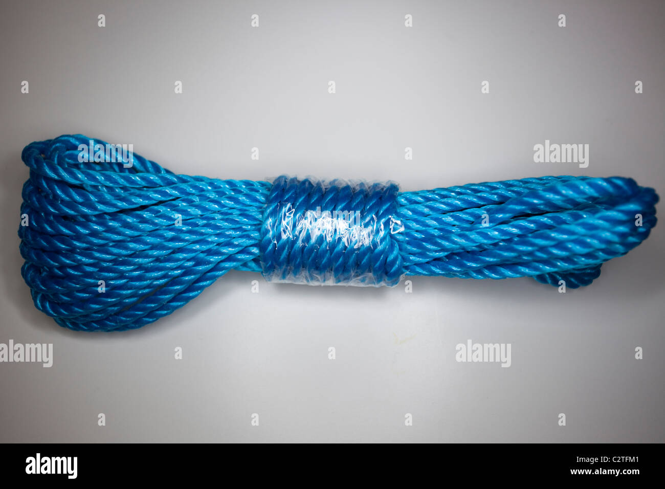 Blaues Seil auf weißem Hintergrund Stockfoto