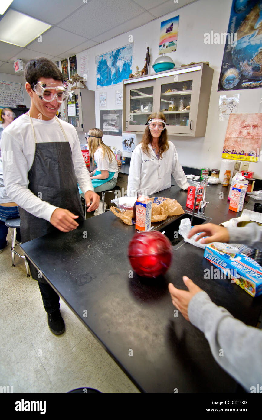 Gymnasiallehrer in San Clemente, Kalifornien, unterstützt ihre Schüler mit einer Lösung Chemie Experiment Einfrieren Punkte. Stockfoto
