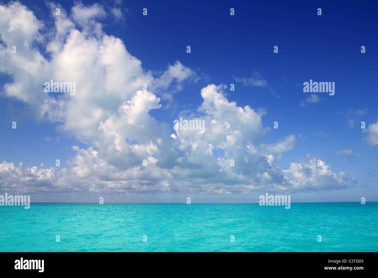 Karibische Meereshorizont am blauen Himmel Cumulus Tag perfekte Urlaubsparadies Stockfoto