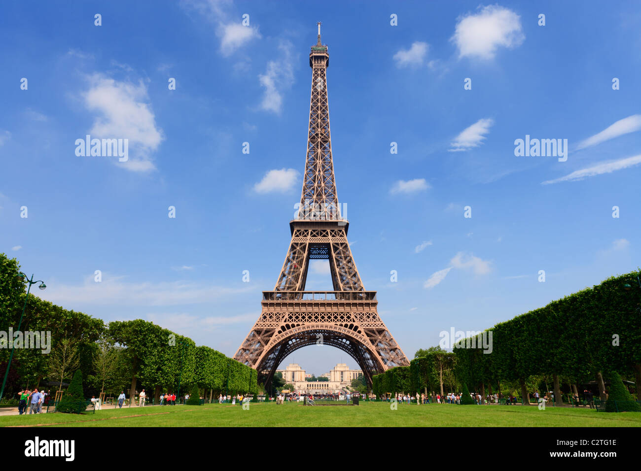 Der Eiffelturm vom Champ de Mars. Stockfoto