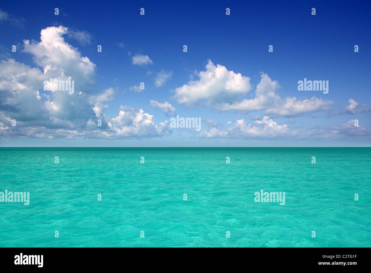 Karibische Meereshorizont am blauen Himmel Cumulus Tag perfekte Urlaubsparadies Stockfoto