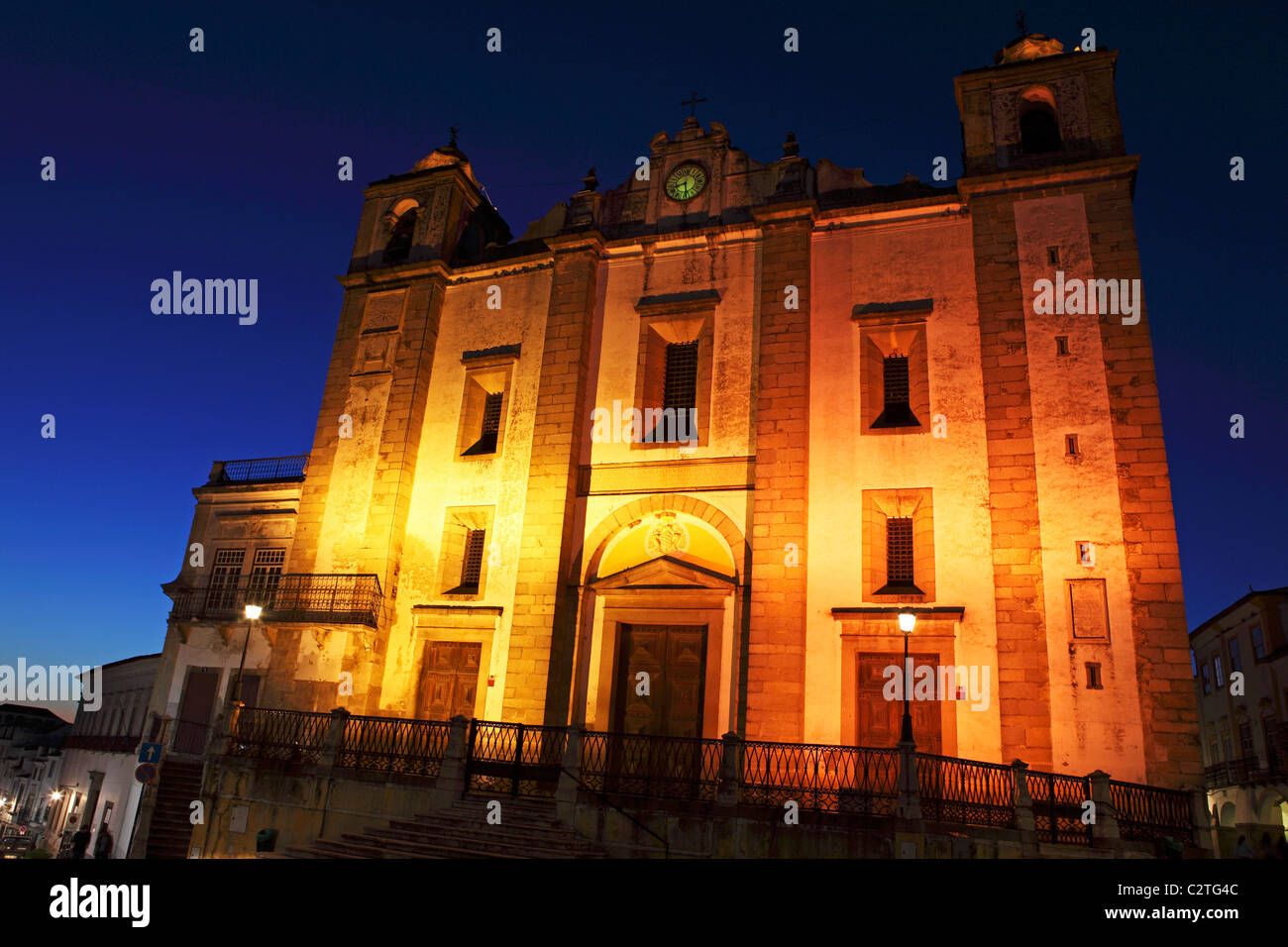 Die Kirche von Santo Antao (St. Anton), beleuchtet in der Nacht in Evora, Alentejo, Portugal. Stockfoto
