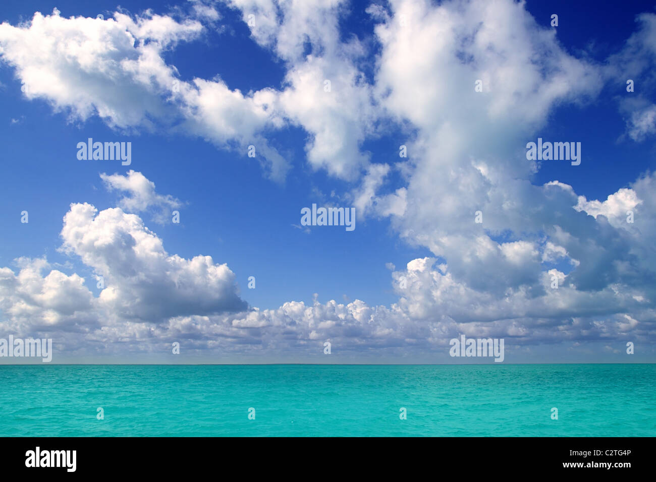 Karibische Meereshorizont am blauen Himmel Cumulus Tag perfekte Urlaubsparadies Stockfoto