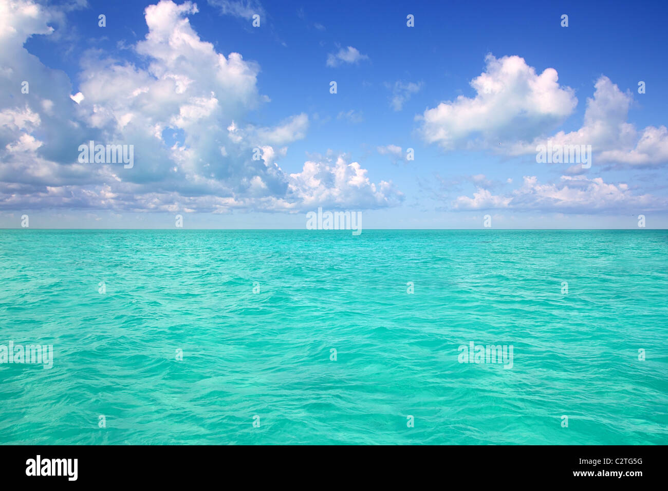 Karibische Meereshorizont am blauen Himmel Cumulus Tag perfekte Urlaubsparadies Stockfoto