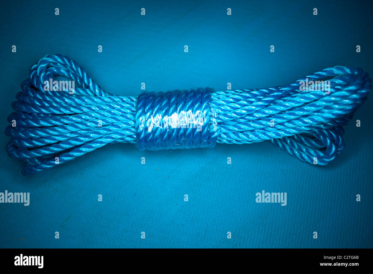 Blaues Seil auf blauem Hintergrund. Stockfoto