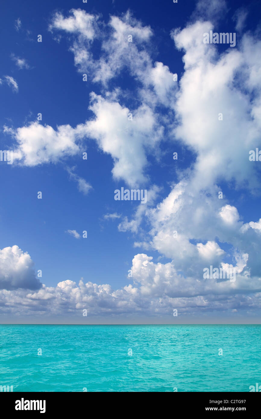 Karibische Meereshorizont am blauen Himmel Cumulus Tag perfekte Urlaubsparadies Stockfoto