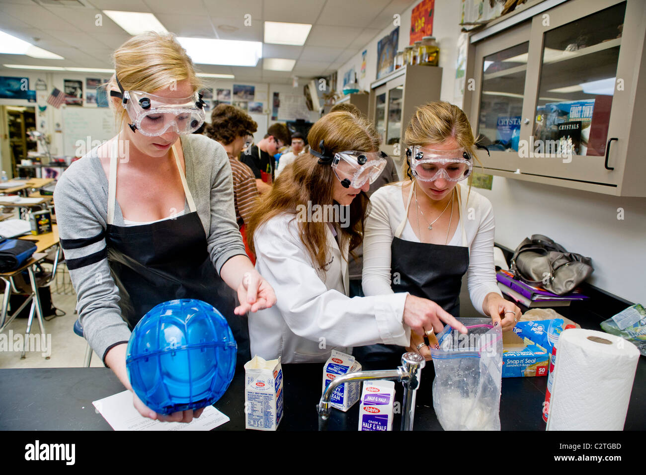 Gymnasiallehrer in San Clemente, Kalifornien, unterstützt ihre Schüler mit einer Lösung Chemie Experiment bei der Gefrierpunkt. Stockfoto