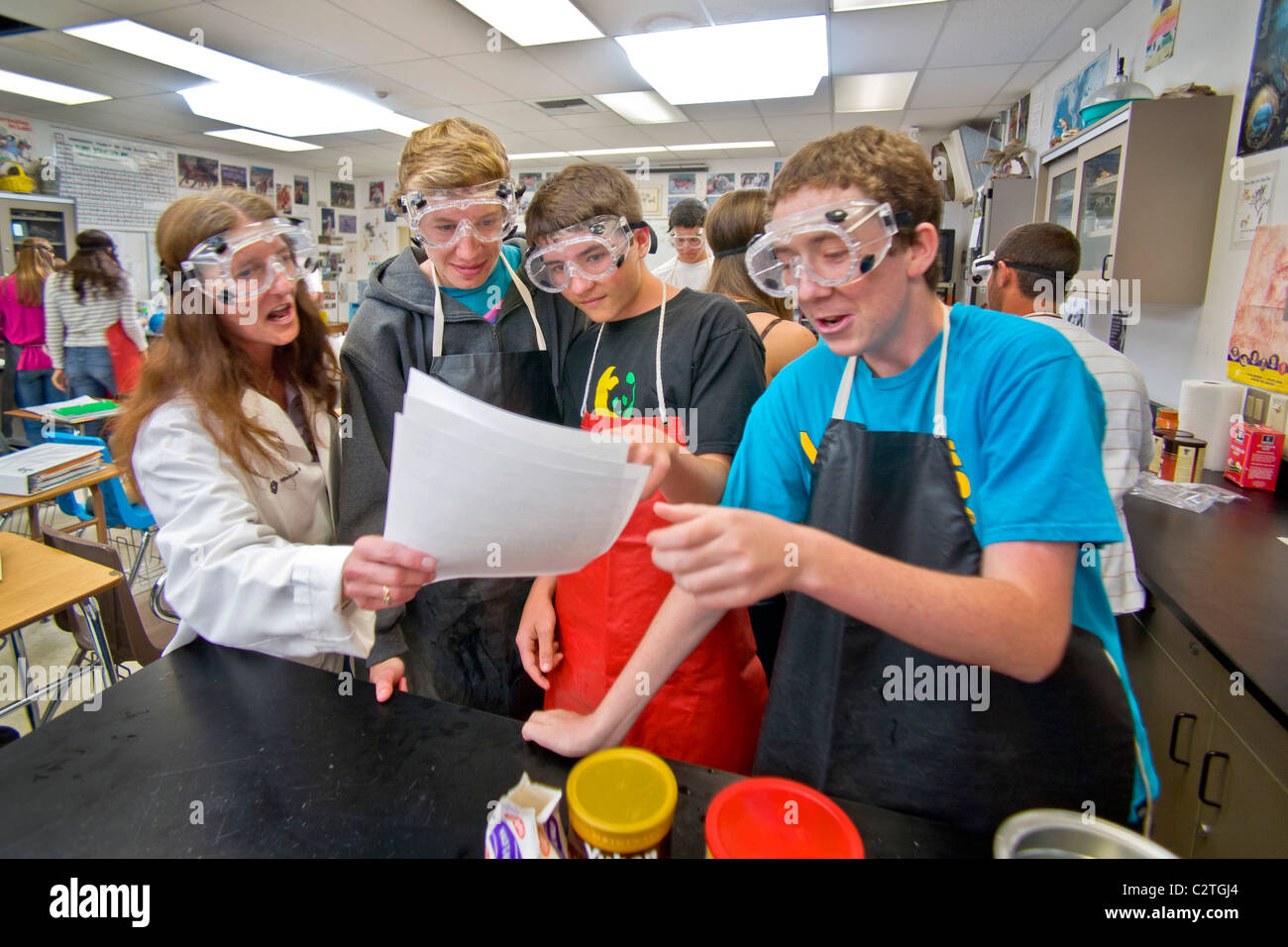 Gymnasiallehrer in San Clemente, Kalifornien, unterstützt ihre Schüler mit einer Lösung Chemie Experiment bei der Gefrierpunkt. Stockfoto