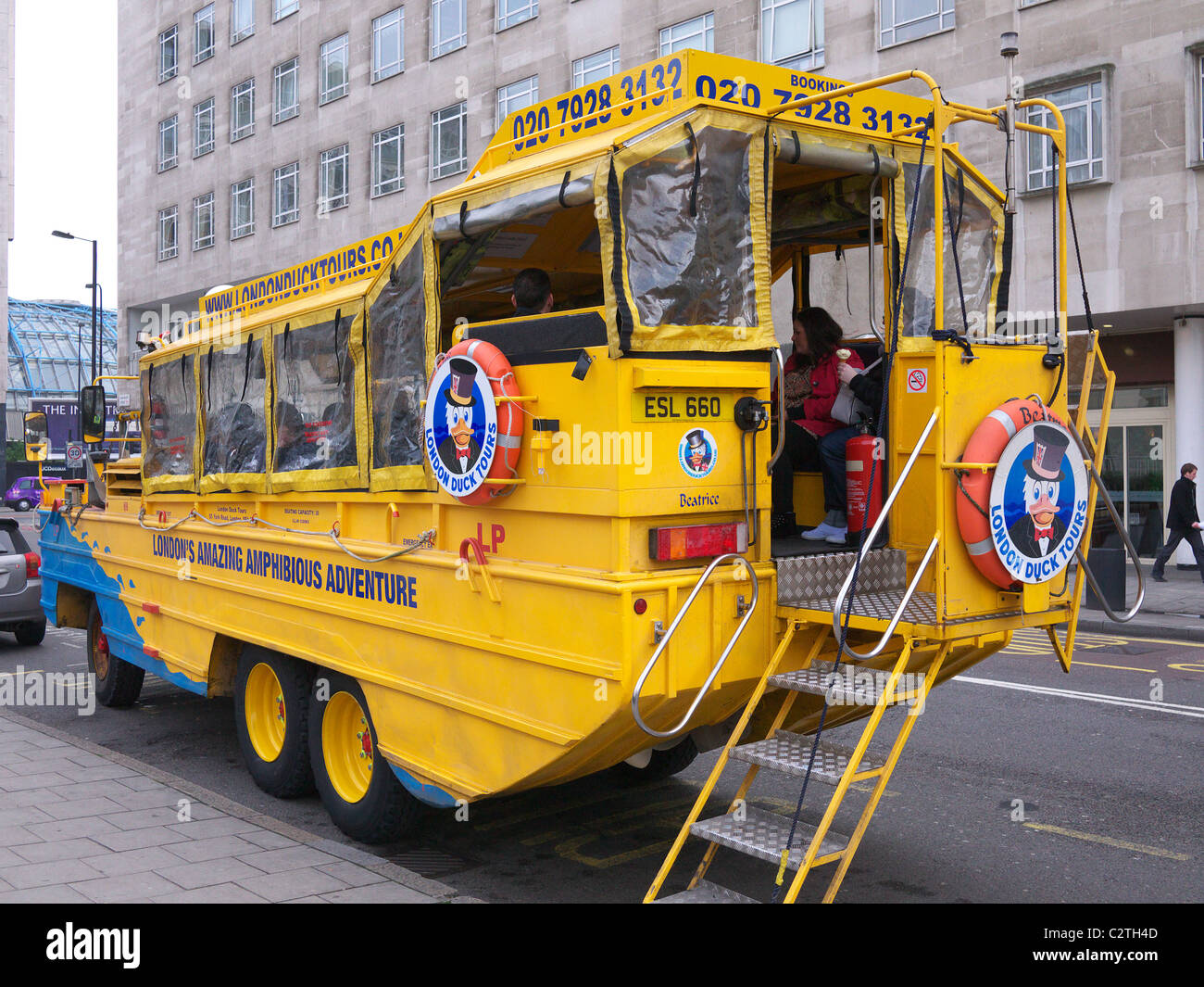 Rückansicht eines amphibischen DUKW Fahrzeuge für die Duck Tours in London Stockfoto