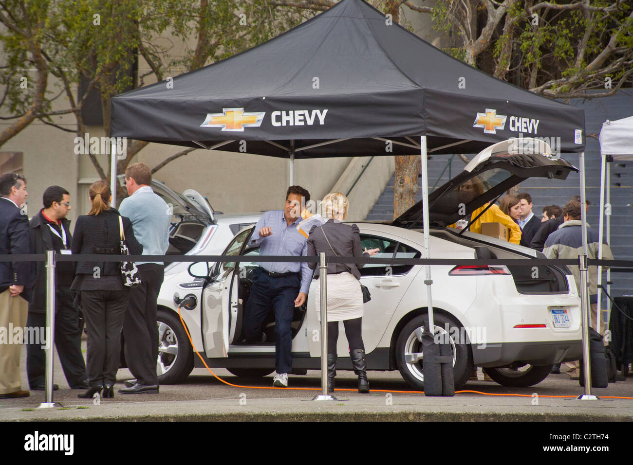 Ein Chevrolet Volt-Hybrid-Gas/Elektro-Auto ist auf der Ausstellung in Embarcadero Center in der Innenstadt von San Francisco. Stockfoto