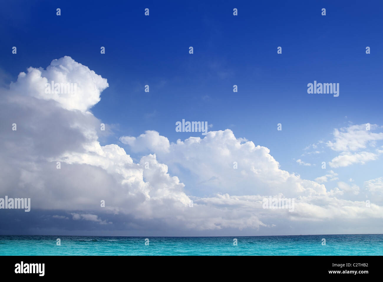 Aqua Karibik Wolken im blauen Himmel Wolkengebilde Horizont Stockfoto