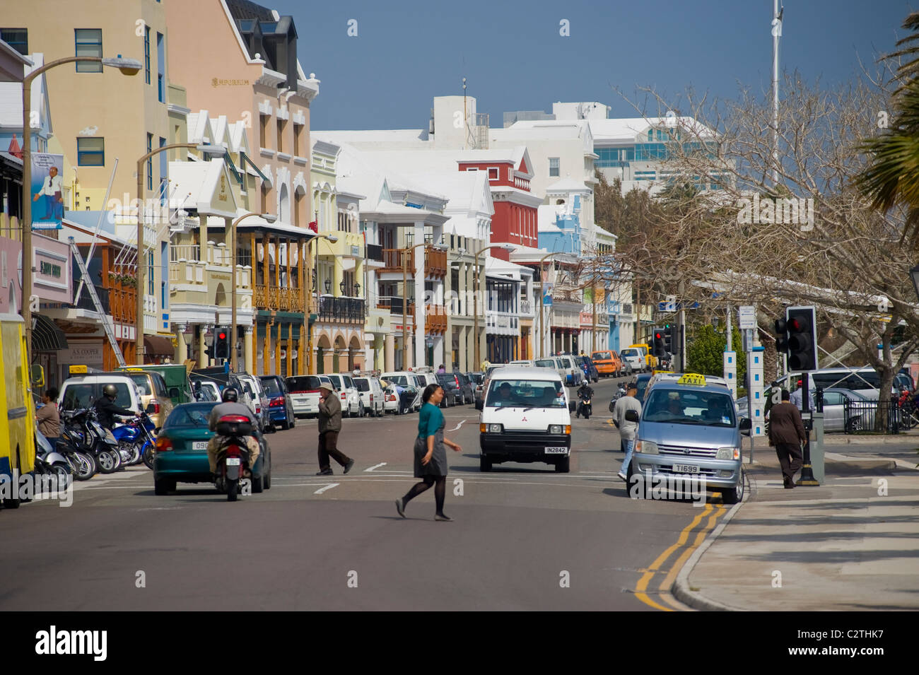 Fußgänger und Verkehr auf der Front Street, Hamilton, Bermuda. Stockfoto