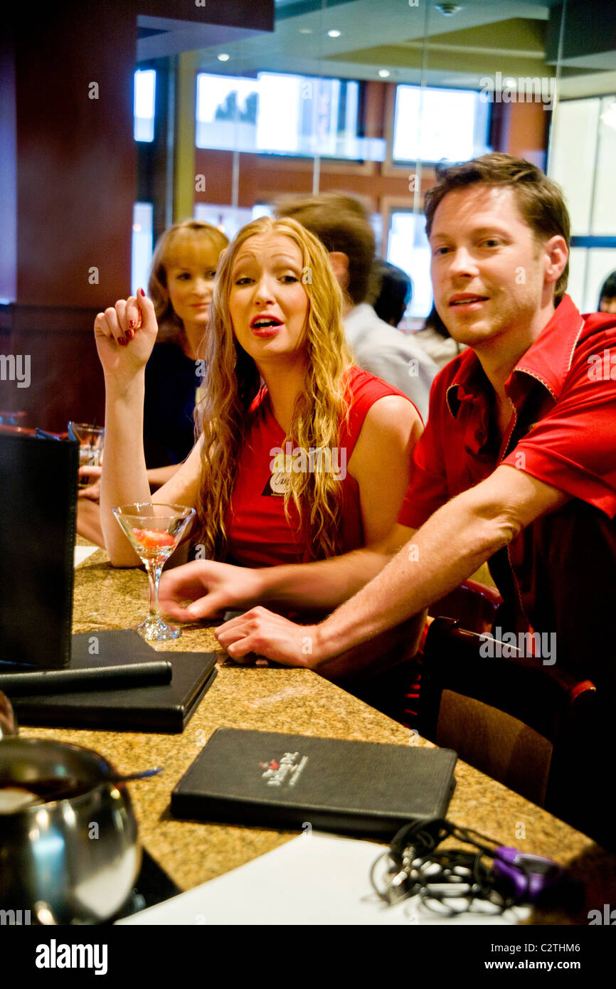 Speed dating Teilnehmer Kontakte knüpfen in der Bar des California Restaurant. Im Speed-dating, sind Männer und Frauen gedreht, um zu treffen Stockfoto