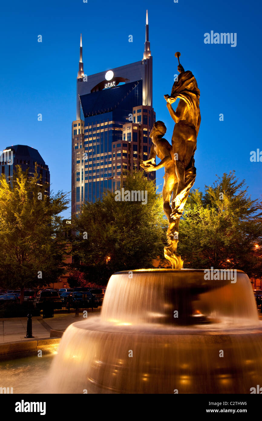Statue und Brunnen vor dem Schermerhorn Symphony Center in der Innenstadt von Nashville, Tennessee, USA Stockfoto