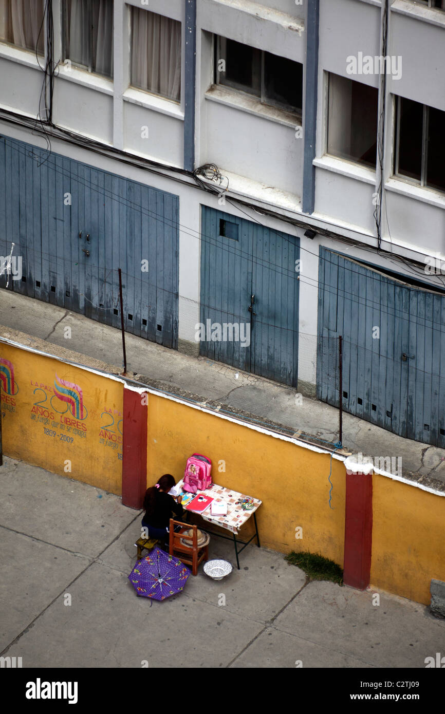 Luftaufnahme des Mädchens Hausaufgaben im Schulhof, La Paz, Bolivien Stockfoto