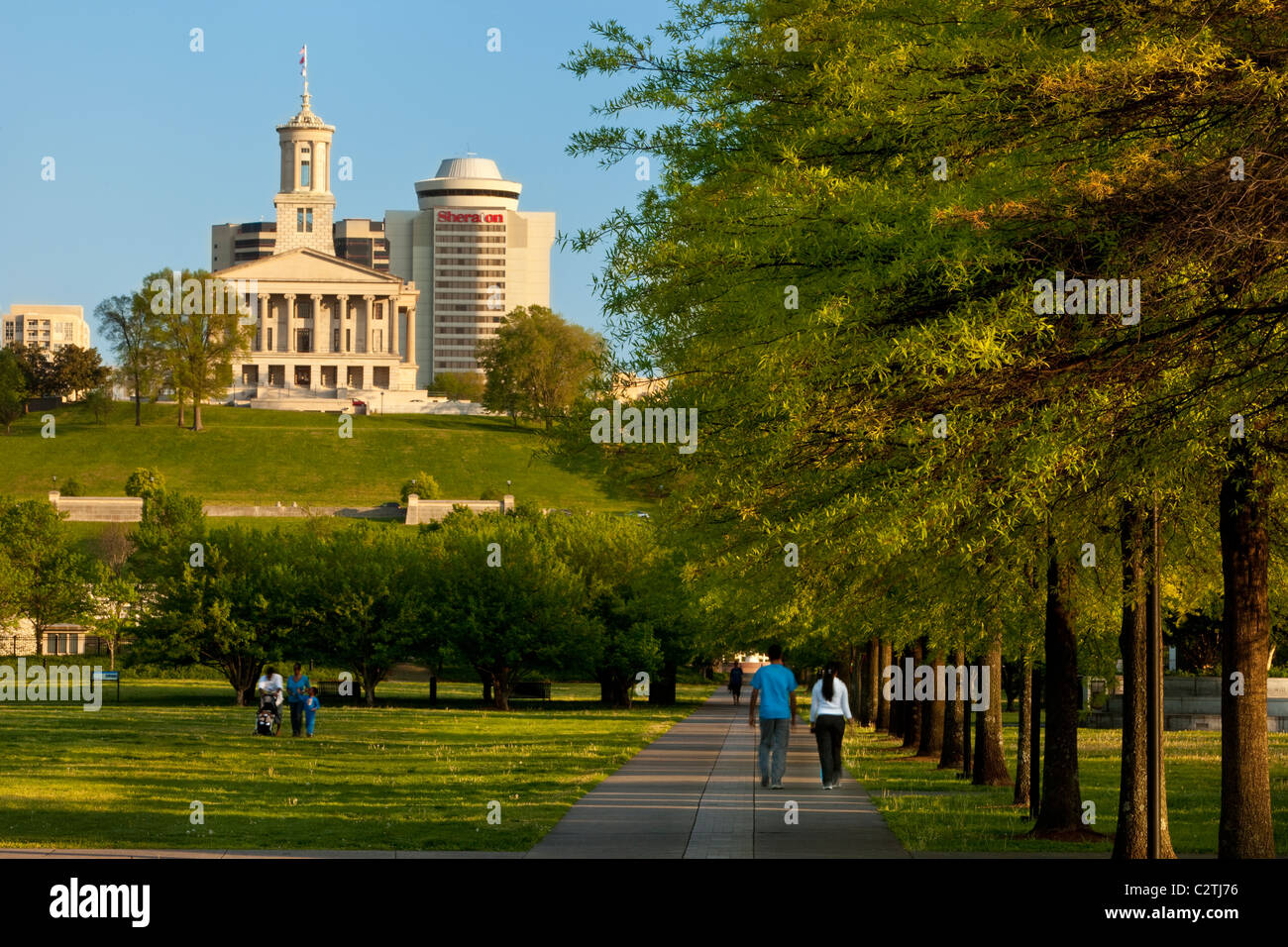 Familien genießen eine Feder Spaziergang Bicentennial Park unterhalb des Kapitol-Gebäudes in Nashville Tennessee USA Stockfoto