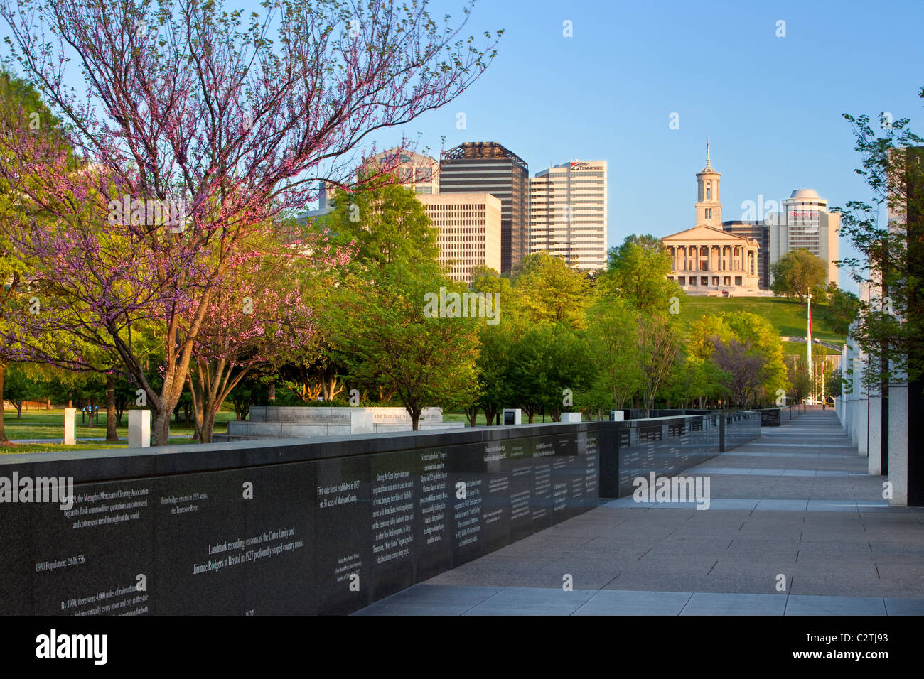 Mauer aus Granit Spuren 200 Jahre Geschichte, Frühling im Bicentennial Park unterhalb des Kapitol-Gebäudes in Nashville Tennessee USA Stockfoto