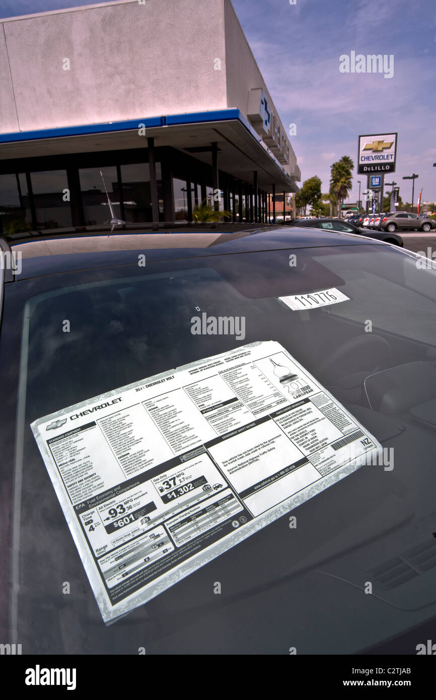 Aufkleber im Fenster eine neue Chevrolet Volt-Hybrid-Gas/Elektro-Auto beschreiben das Fahrzeug Kraftstoff-Effizienz. Stockfoto