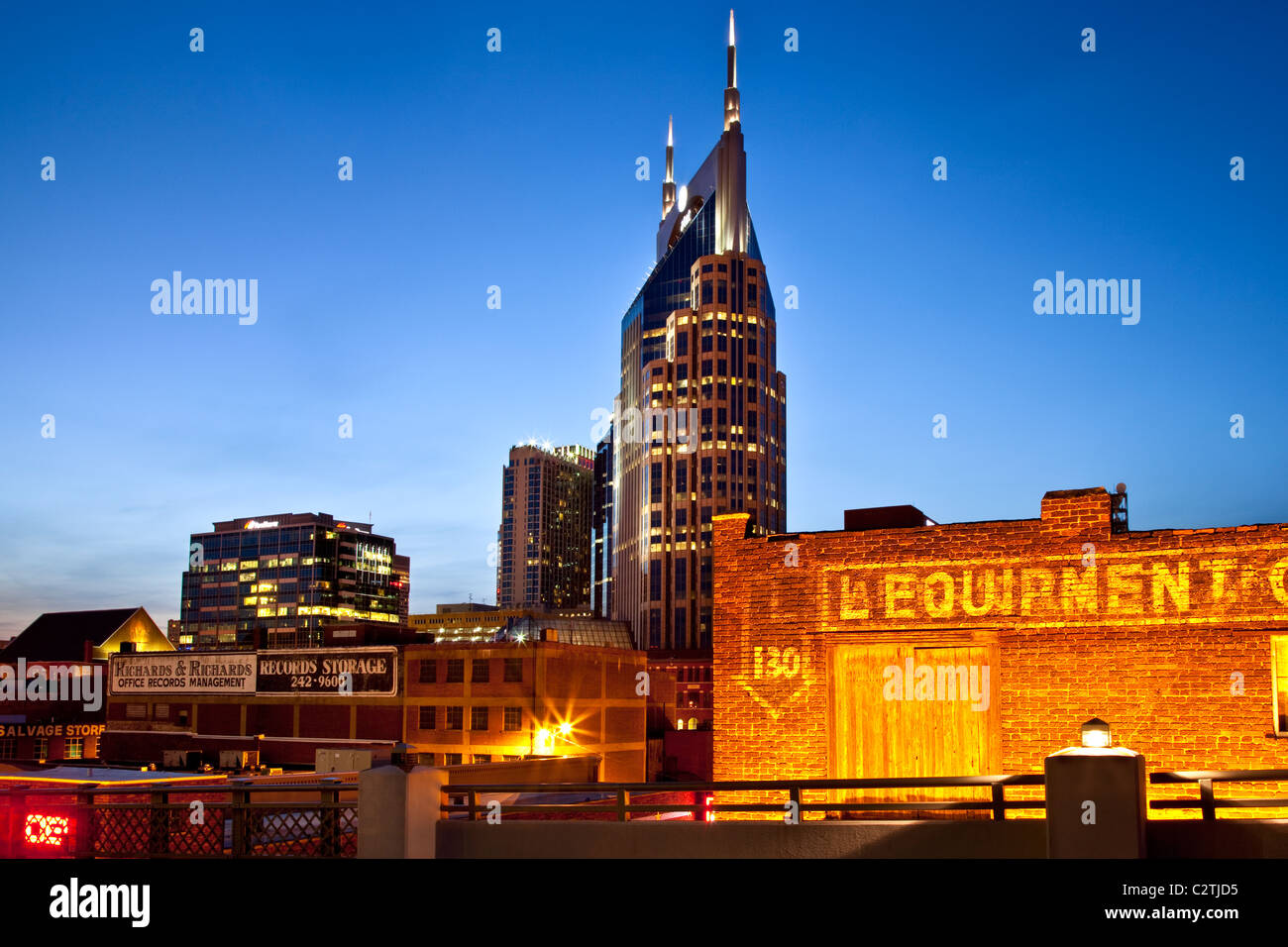 Gebäude der Innenstadt von Nashville Tennessee in der Dämmerung Stockfoto