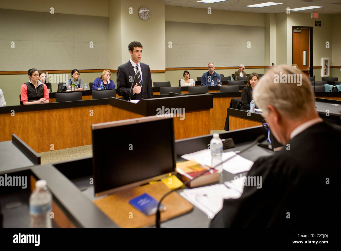 Ein Student an der Law School der University of California in Irvine spricht von einer Jury im Moot Court. Stockfoto