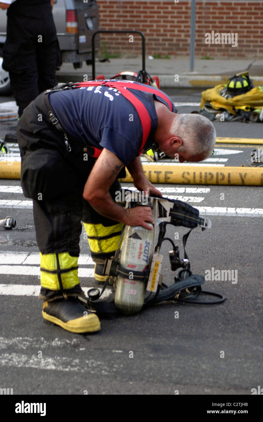 Feuerwehrmann prüft Zylinder auf SCBA set Stockfoto