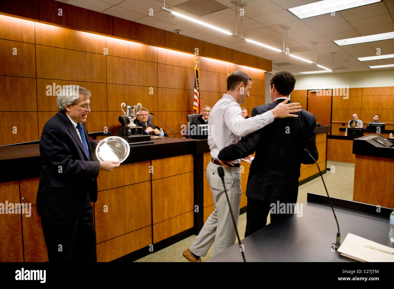 Eine glückliche Schüler erhält einen Preis im Moot Court aus der Dekan der juristischen Fakultät der University of California in Irvine. Stockfoto