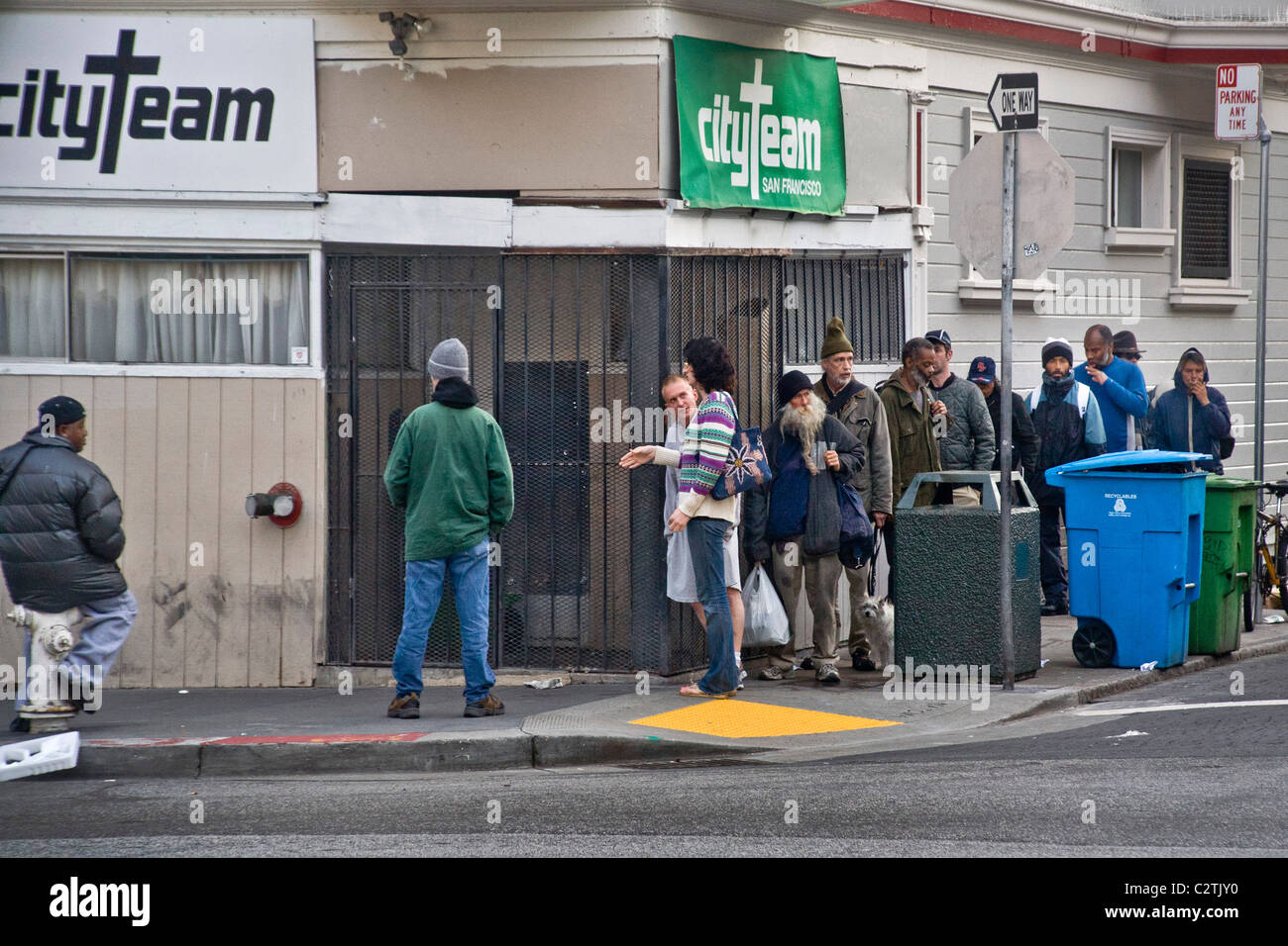 Am Abend geben Sie obdachlose Menschen beiderlei Geschlechts CityTeam Ministerien auf 6th Street in San Francisco. Stockfoto