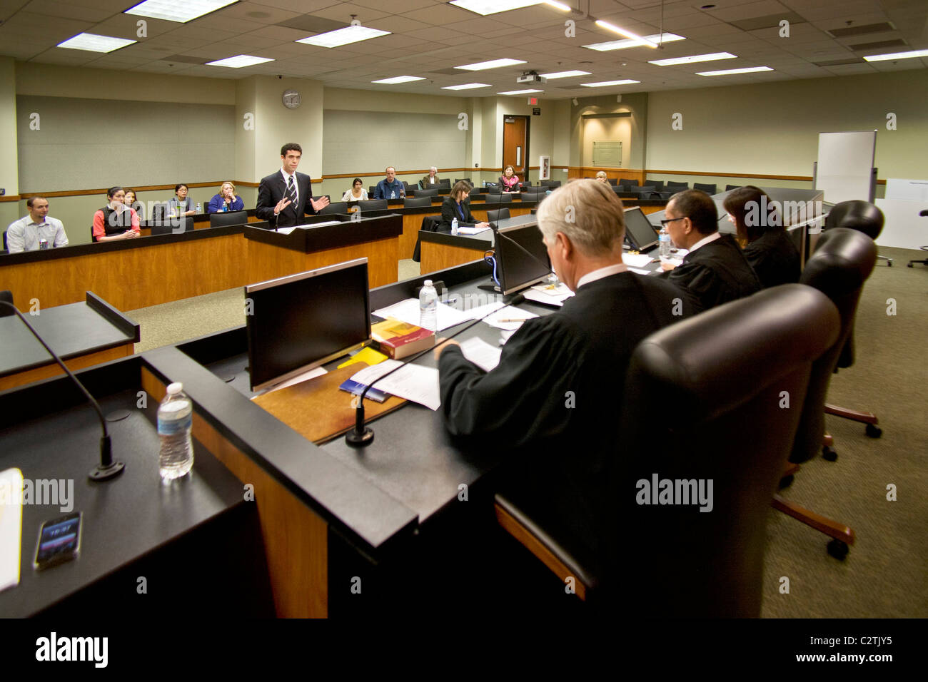 Ein Student an der Law School der University of California in Irvine spricht von einer Jury im Moot Court. Stockfoto